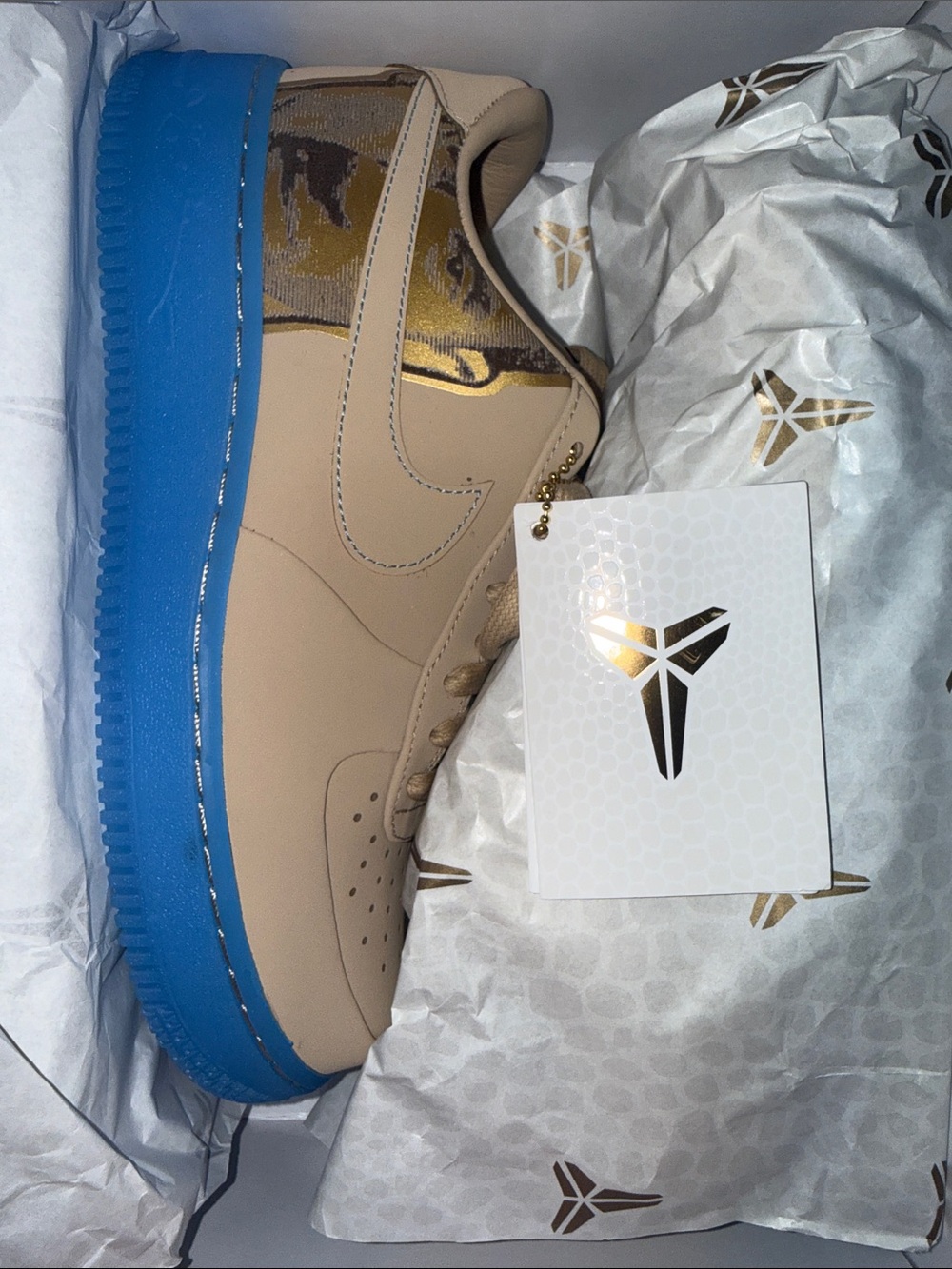 Nike Low-Top Sneaker in Beige with Bright Blue Sole